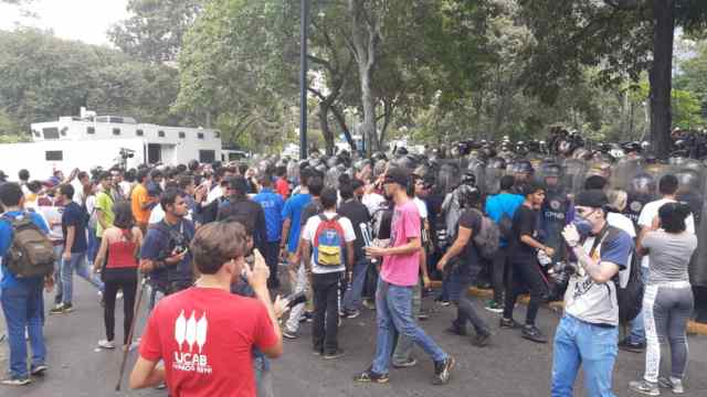 Estudiantes de la UCV confrontan a militares venezolanos. Fotos: @jacksonvodopija