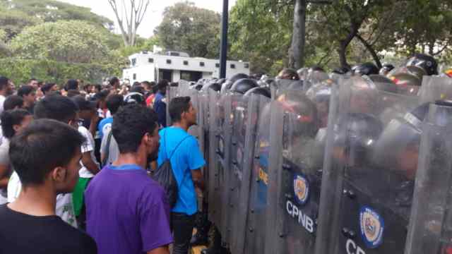 Estudiantes de la UCV confrontan a militares venezolanos. Fotos: @jacksonvodopija.