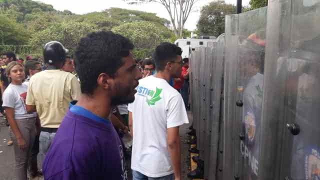 Estudiantes de la UCV confrontan a militares venezolanos. Fotos: @jacksonvodopija.