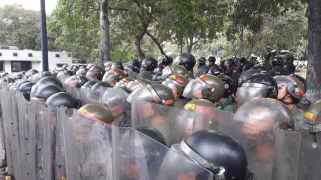 Estudiantes de la UCV confrontan a militares venezolanos. Fotos: @jacksonvodopija