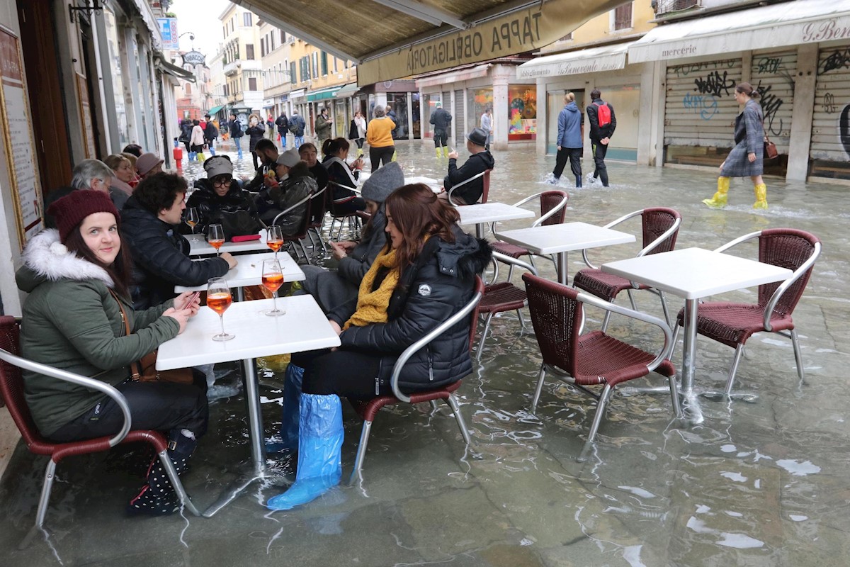 El agua empieza a descender en Venecia tras un nuevo día de inundaciones