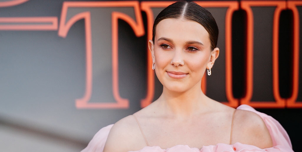 ¡No fue Vecna, fueron los paparazzis! Captan a Millie Bobbie Brown haciendo topless en una playa de Italia (FOTOS)