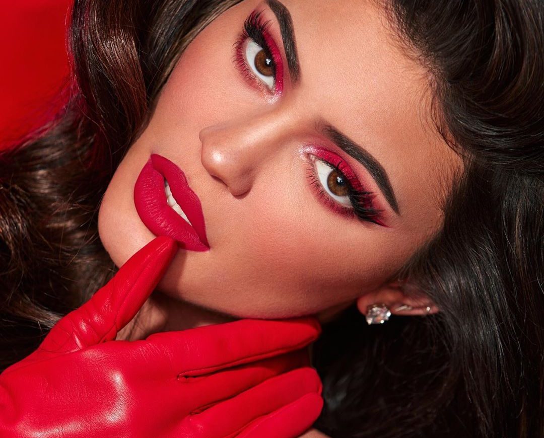 EN FOTO: Kylie Jenner está a tan solo de “un moñito rojo” de mostrarnos su desnudez en Instagram