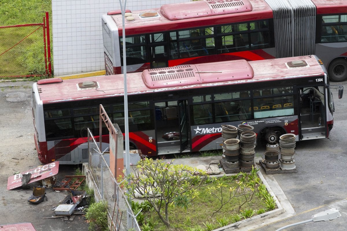 Metrobús de Caracas ya tiene su cementerio de unidades (FOTOS)