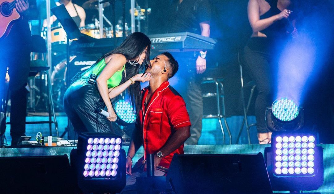 ¡Bien pegaditos! Natti Natasha y Romeo Santos bailaron bachata en tarima (+VIDEO)