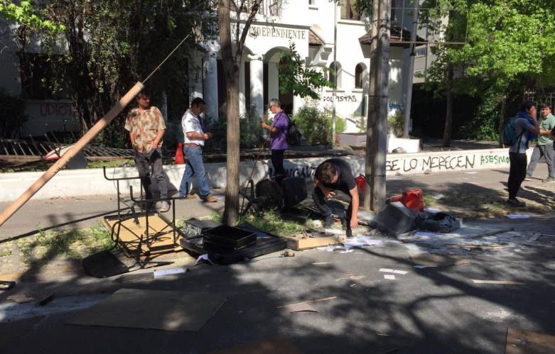 Manifestantes vandalizan sede de partido político del oficialismo en Chile