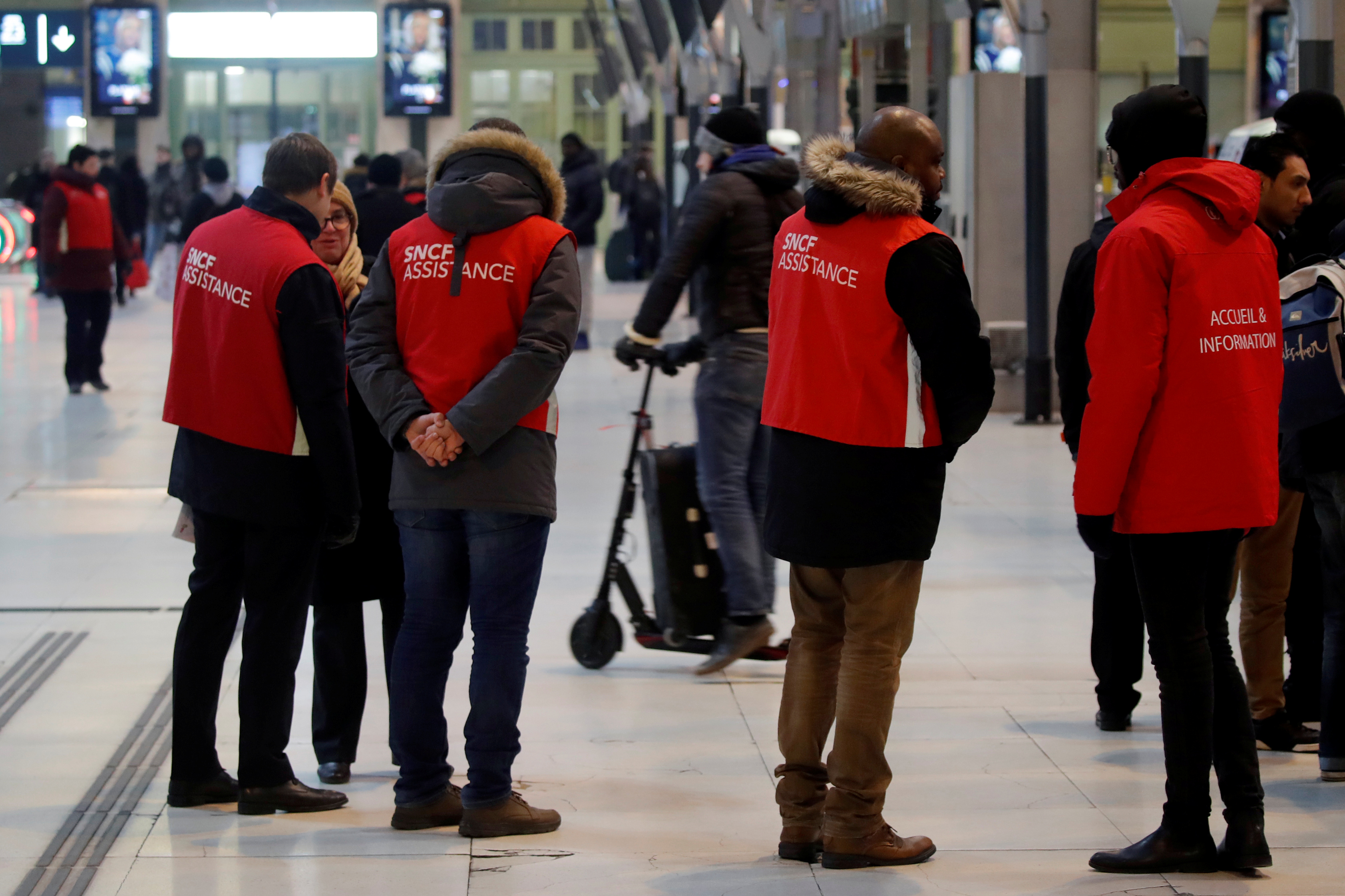 Enormes atascos y transporte público paralizado en quinto día de huelga en Francia