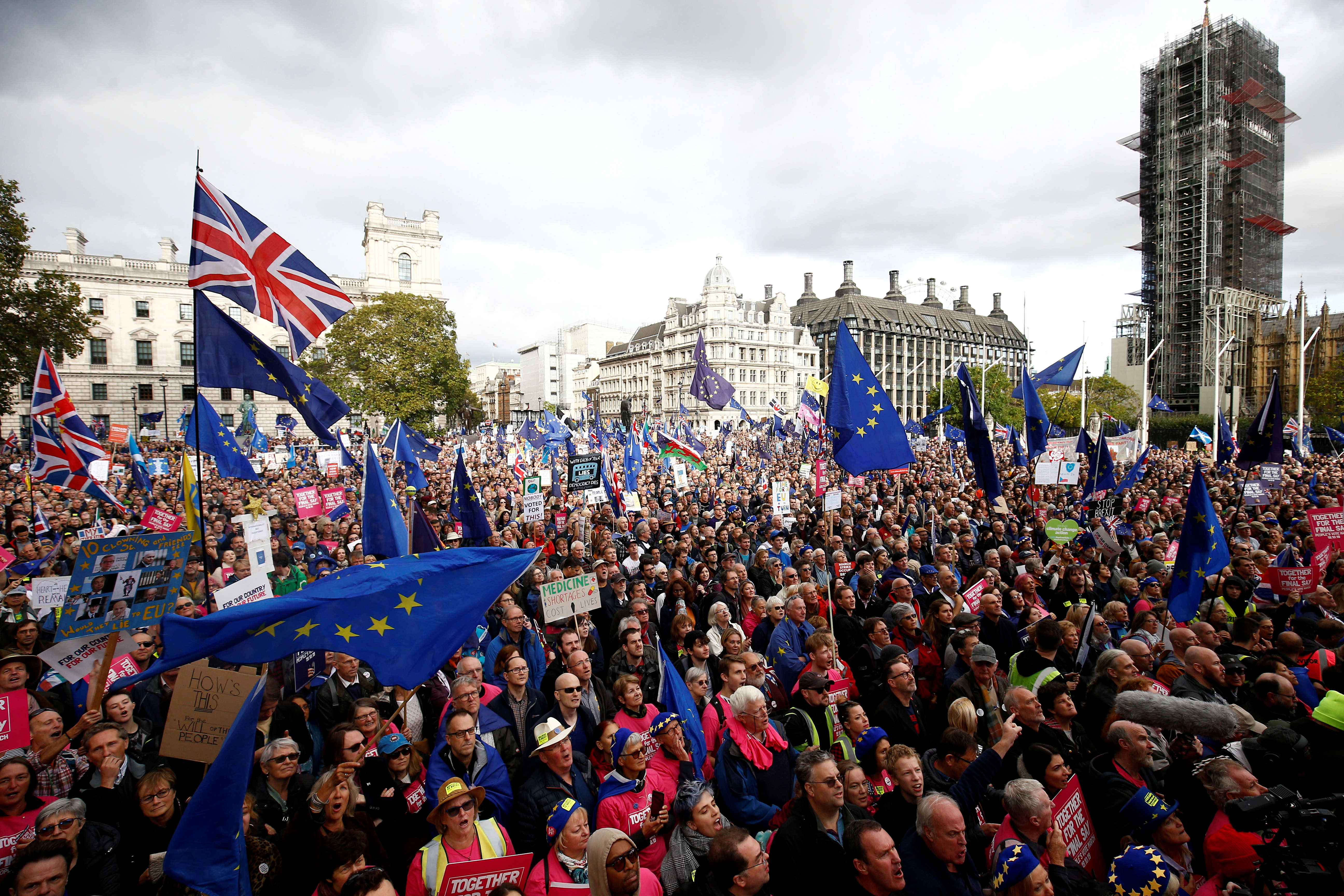 Conservadores británicos obtienen mayoría de 365 de los 650 diputados