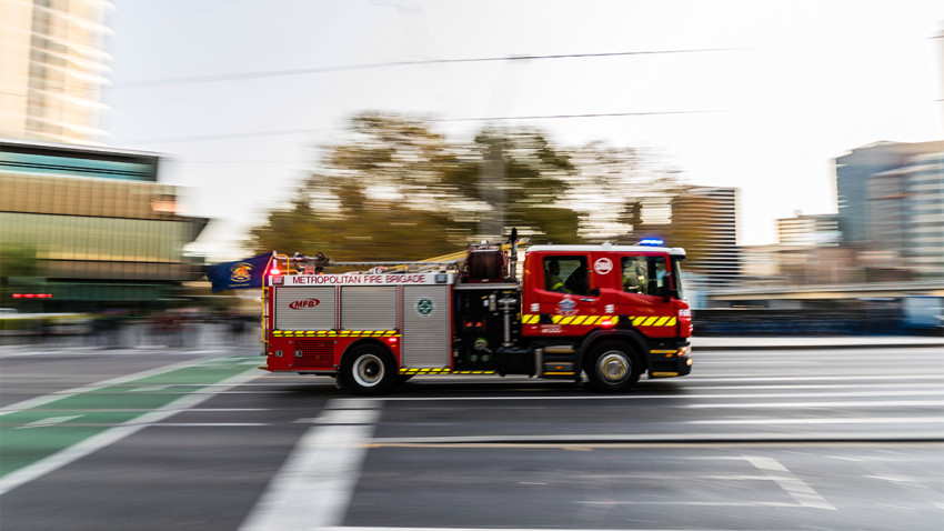 Descubren un hombre muerto mientras investigan serie de incendios residenciales