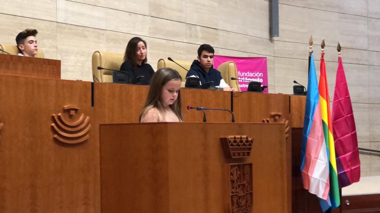 Una niña tránsgenero de 8 años sorprendió a todos con su discurso contra LGTBIfobia (VIDEO)