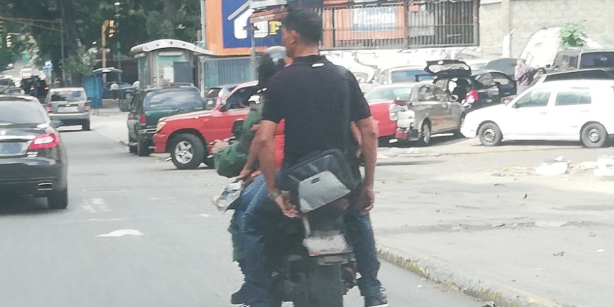 Así es como un funcionario de la GNB infringe la ley en plena vía #6Dic (Foto)