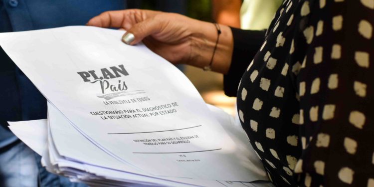 Expertos apoyan la política social de transferencias directas de Plan País