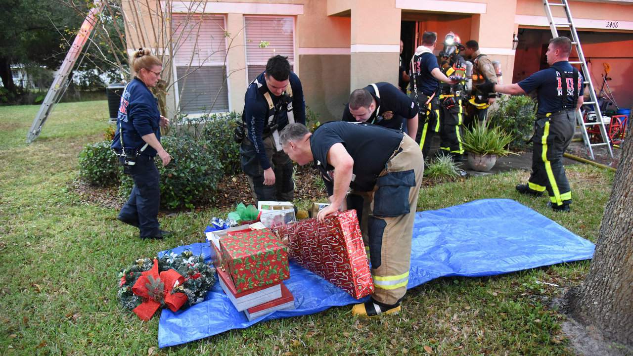 Bomberos salvan regalos de Navidad de una familia en Florida