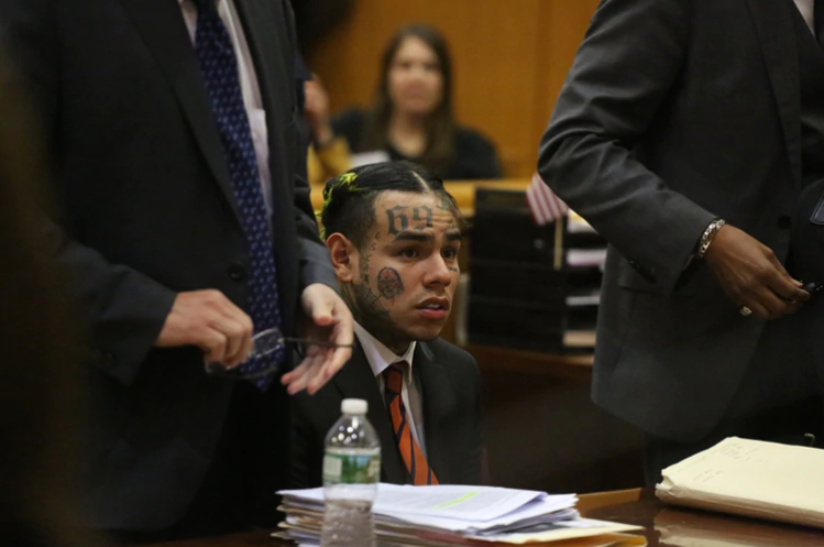 El rapero Tekashi 6ix9ine recibe condena de dos años de prisión