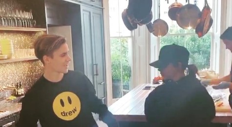 Victoria Beckham le enseñó a su hijo como se bailan las canciones de Spice Girls (video)