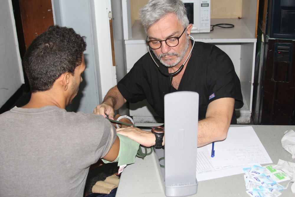 Privados de libertad recibieron atención médica y alimentos en sede de PoliChacao (Fotos)