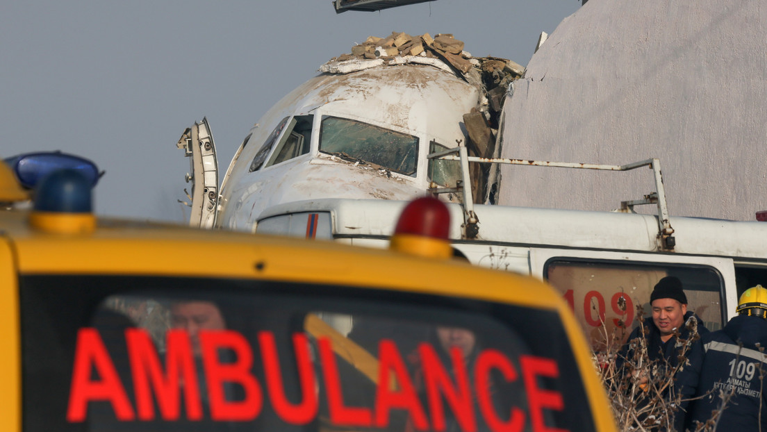 EN VIDEO: El momento en que un policía salva a un bebé del avión siniestrado en Kazajistán