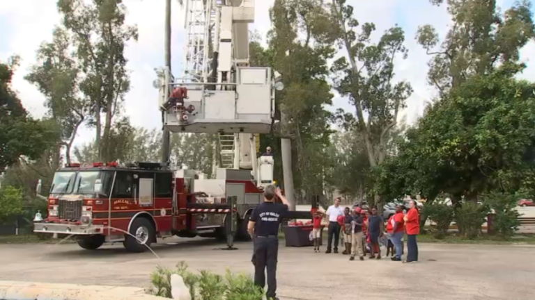 Bomberos de Hialeah regalaron juguetes a niños de la localidad