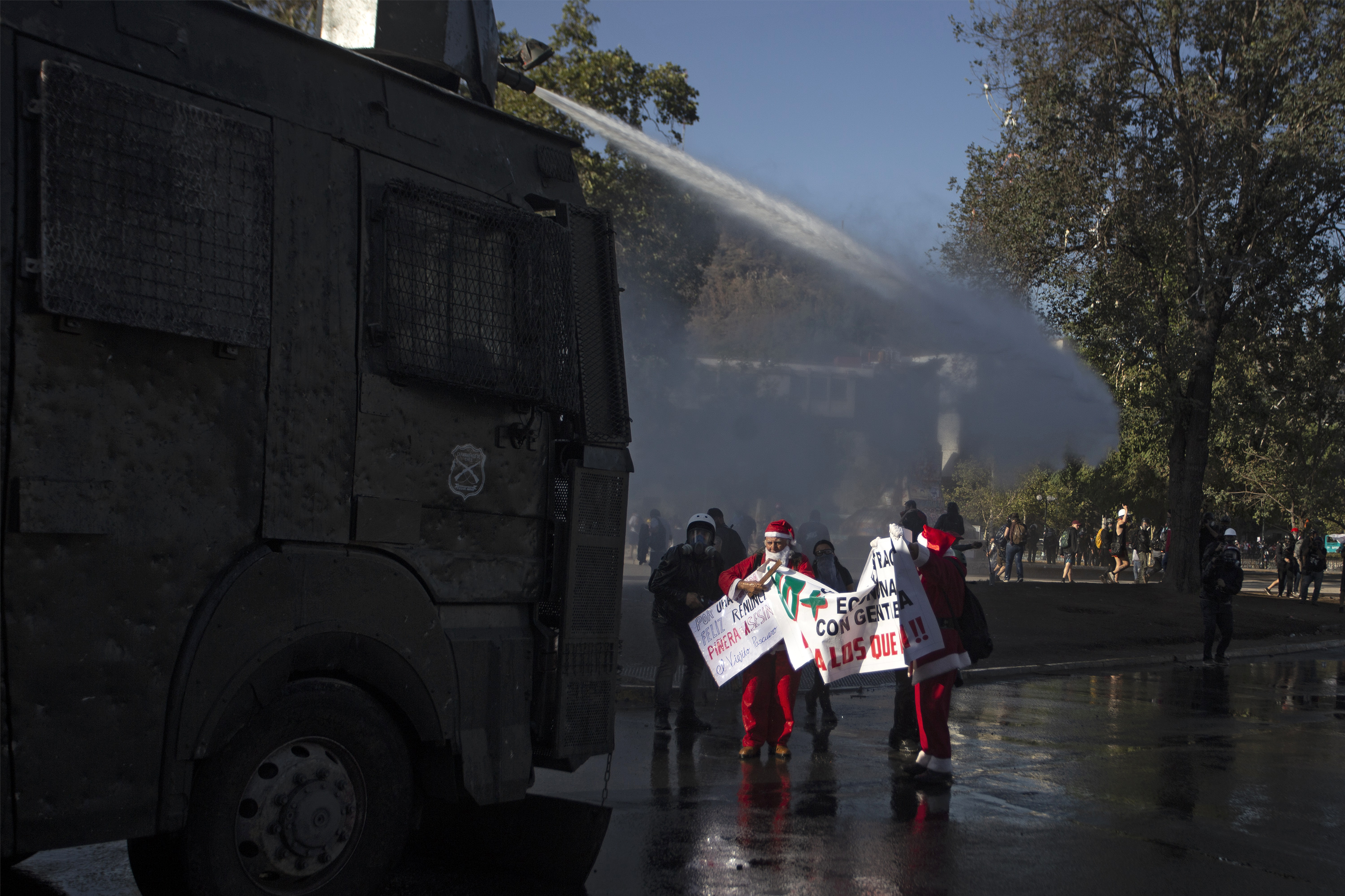 Incendio y violentos choques en nueva marcha en Chile