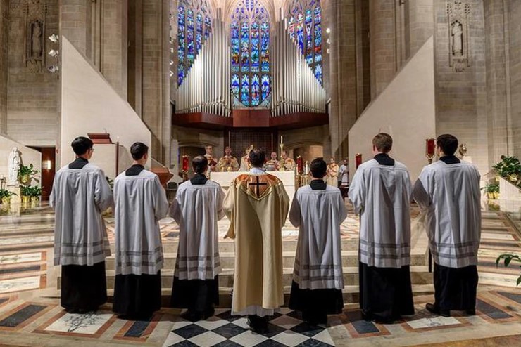 “Además de abusar de nosotras, nos hacía ver los abusos de otras niñas”: El crudo relato de víctimas de un colegio religioso