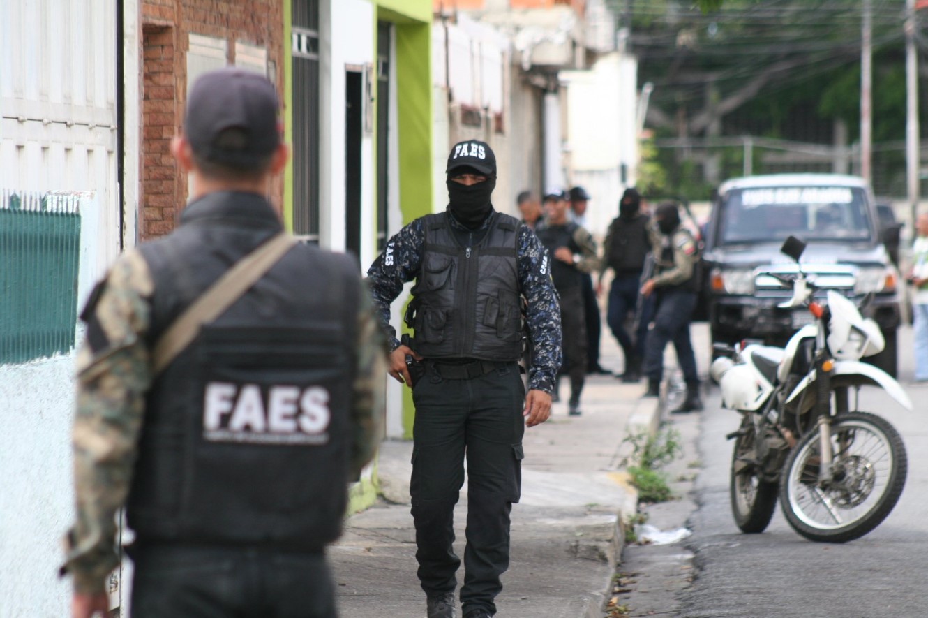 AlbertoNews: Faes intentan robar equipos usados en acto de Guaidó en el Parque Codazzi