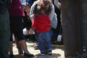 Un niño de 3 años dispara a su madre en un centro comercial de Florida