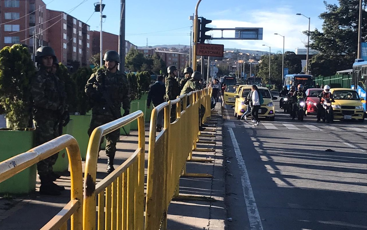 Militares resguardan el Transmilenio ante el paro nacional en Colombia #4Dic (fotos)