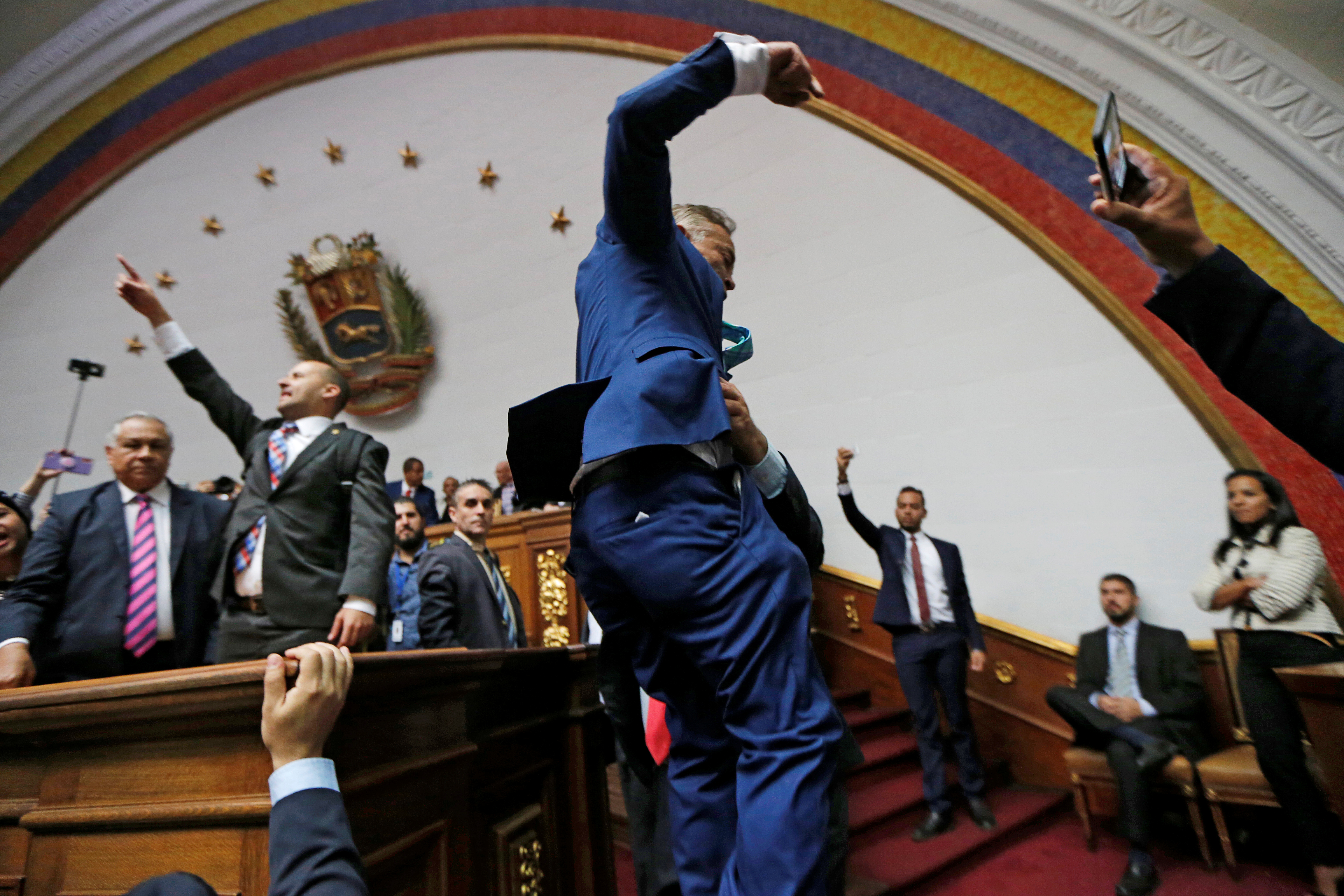 Golpe del régimen de Maduro: Bloqueó el ingreso de la oposición a la AN e instaló a Luis Parra como su presidente
