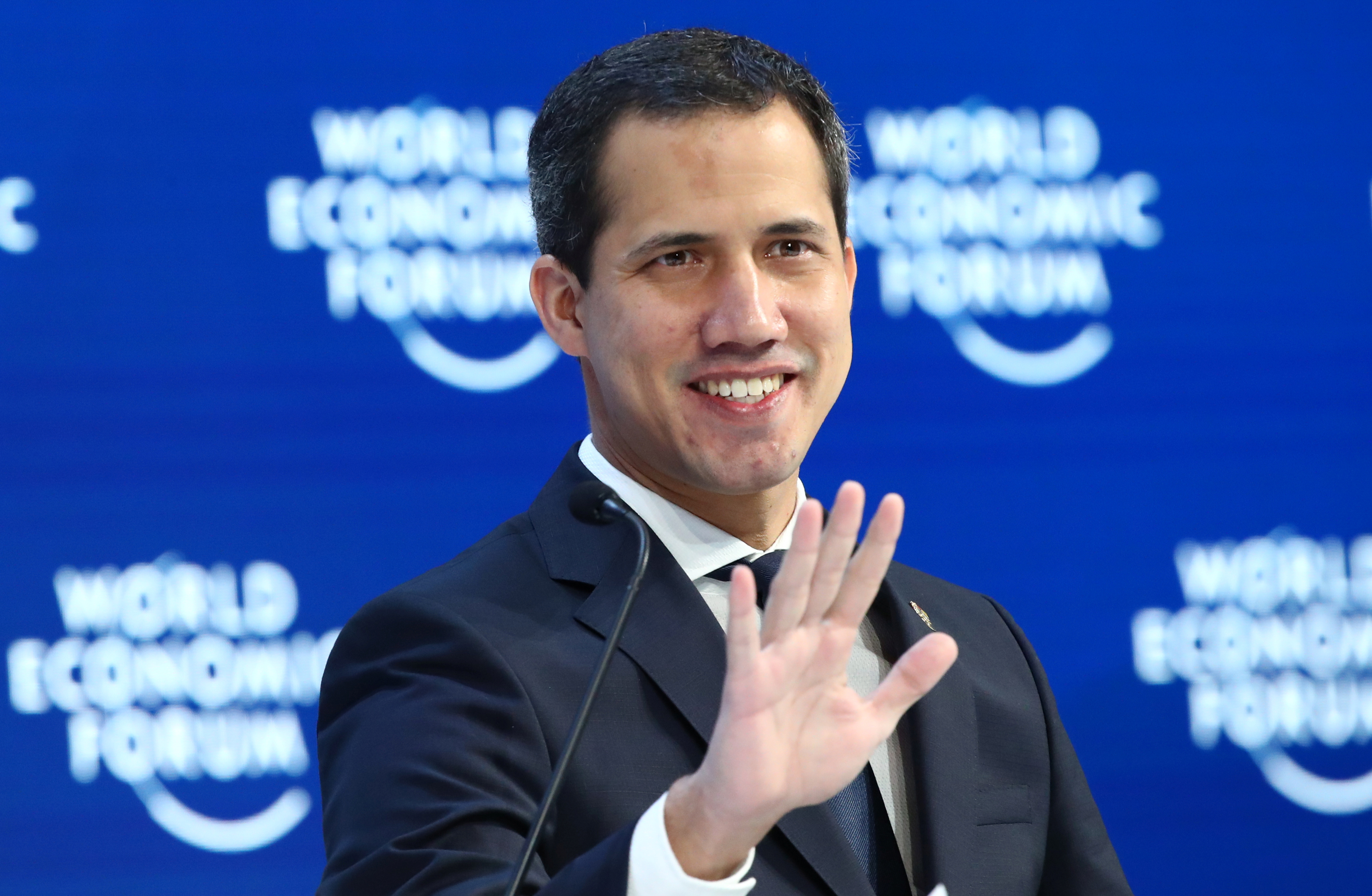 LAS FOTOS que dan la vuelta al mundo del presidente Guaidó en Davos