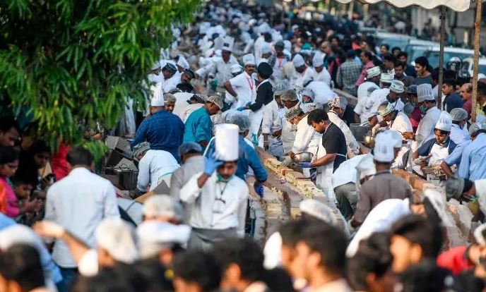 Mil quinientos panaderos indios se unieron para hornear el pastel más largo del mundo (Fotos)