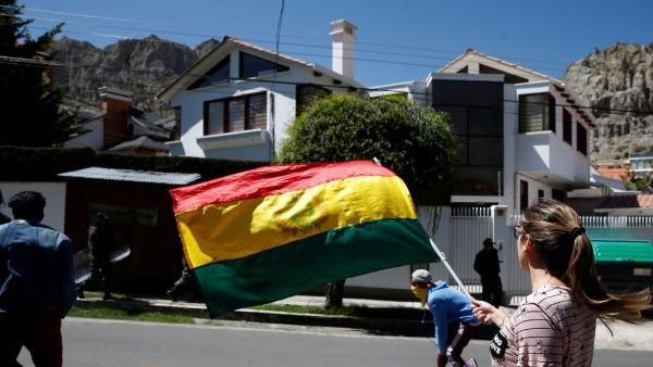 Exministro de Evo Morales sale en ambulancia de su casa tras asedio