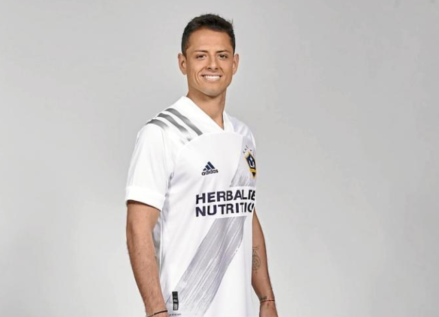 Chicharito ya posa con los colores de Los Ángeles Galaxy. Jon Shard (LA Times).