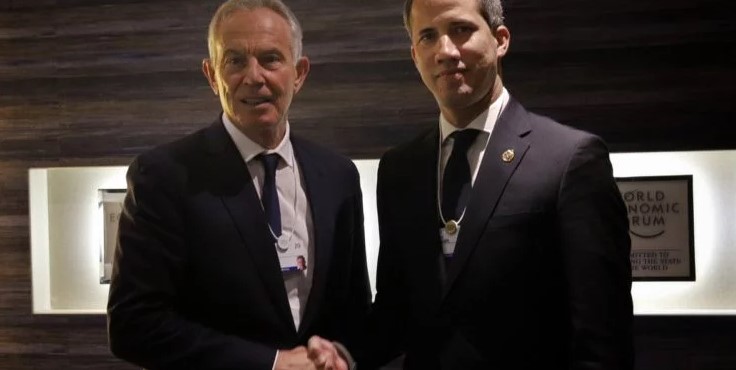 LA FOTO: Juan Guaidó junto al ex primer ministro de Reino Unido Tony Blair en Davos