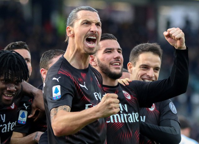 Zlatan Ibrahimovic (C) de Milán celebra con sus compañeros de equipo después de anotar durante el partido de fútbol de la Serie A italiana entre Cagliari Calcio y el AC Milan en el estadio Sardegna Arena en Cagliari, Italia, el 11 de enero de 2020. (Italia) EFE / EPA / FABIO MURRU