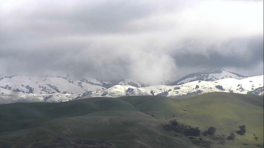 Cae nieve en montañas de la Bahía