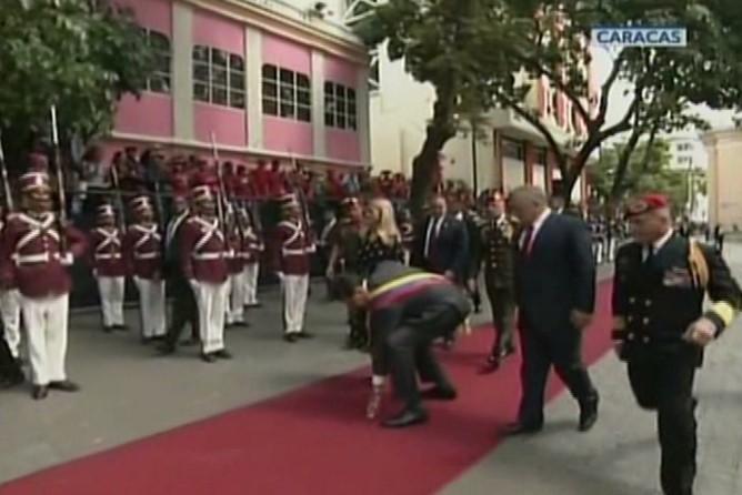 A  pesar de la excesiva seguridad, a Maduro le lanzaron un papel durante su desfile en la alfombra roja (Video)