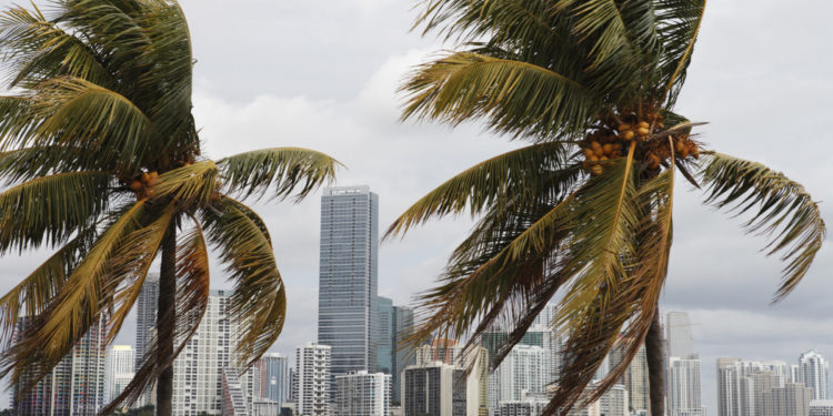 Lunes fresco con lluvias aisladas al sur de Florida