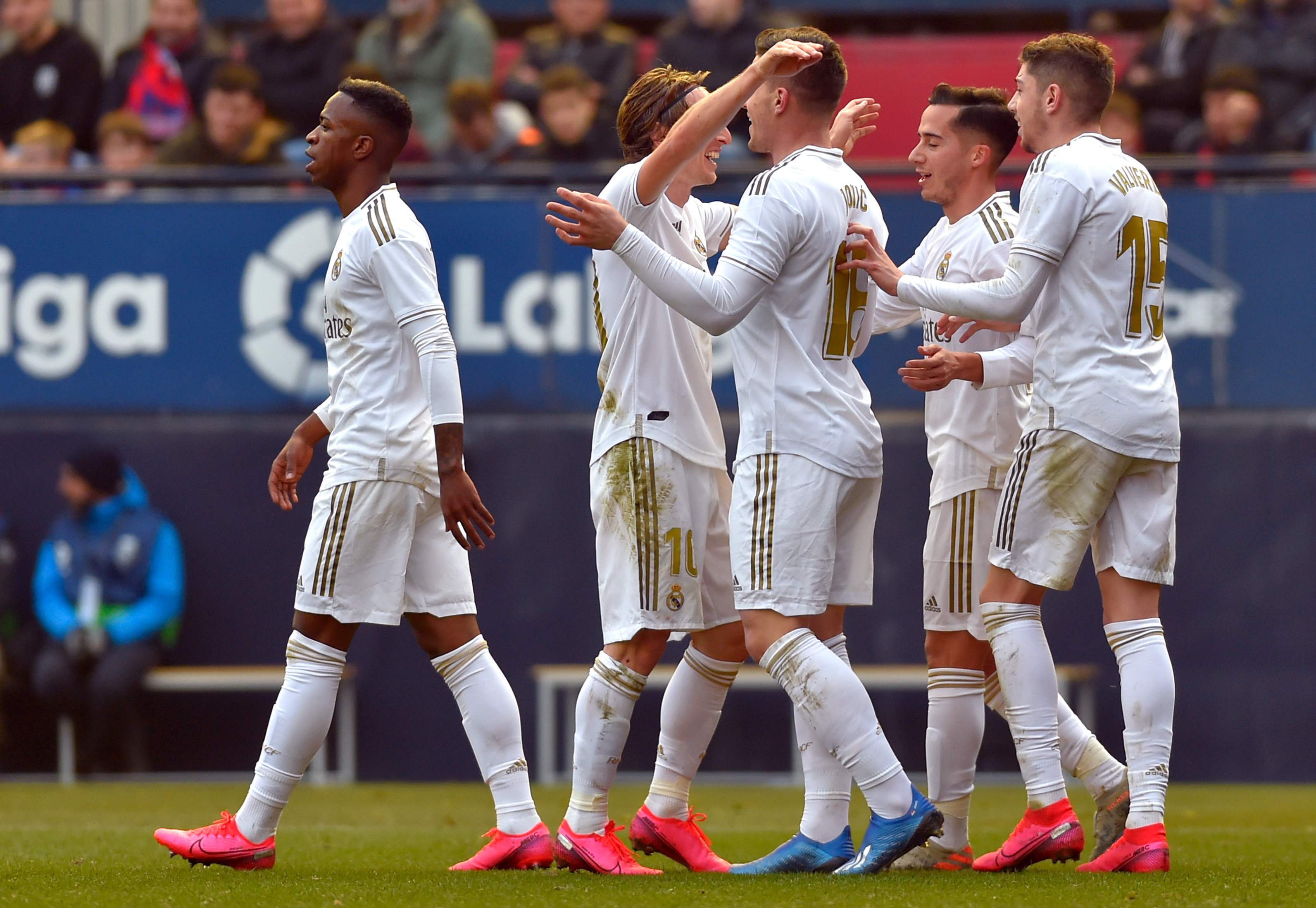 Real Madrid recuperó el ritmo con goleada al Osasuna para seguir cómodo en la cima