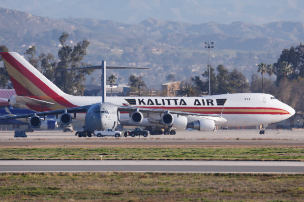 Los evacuados estadounidenses de China en cuarentena en la base aérea están ‘felices’