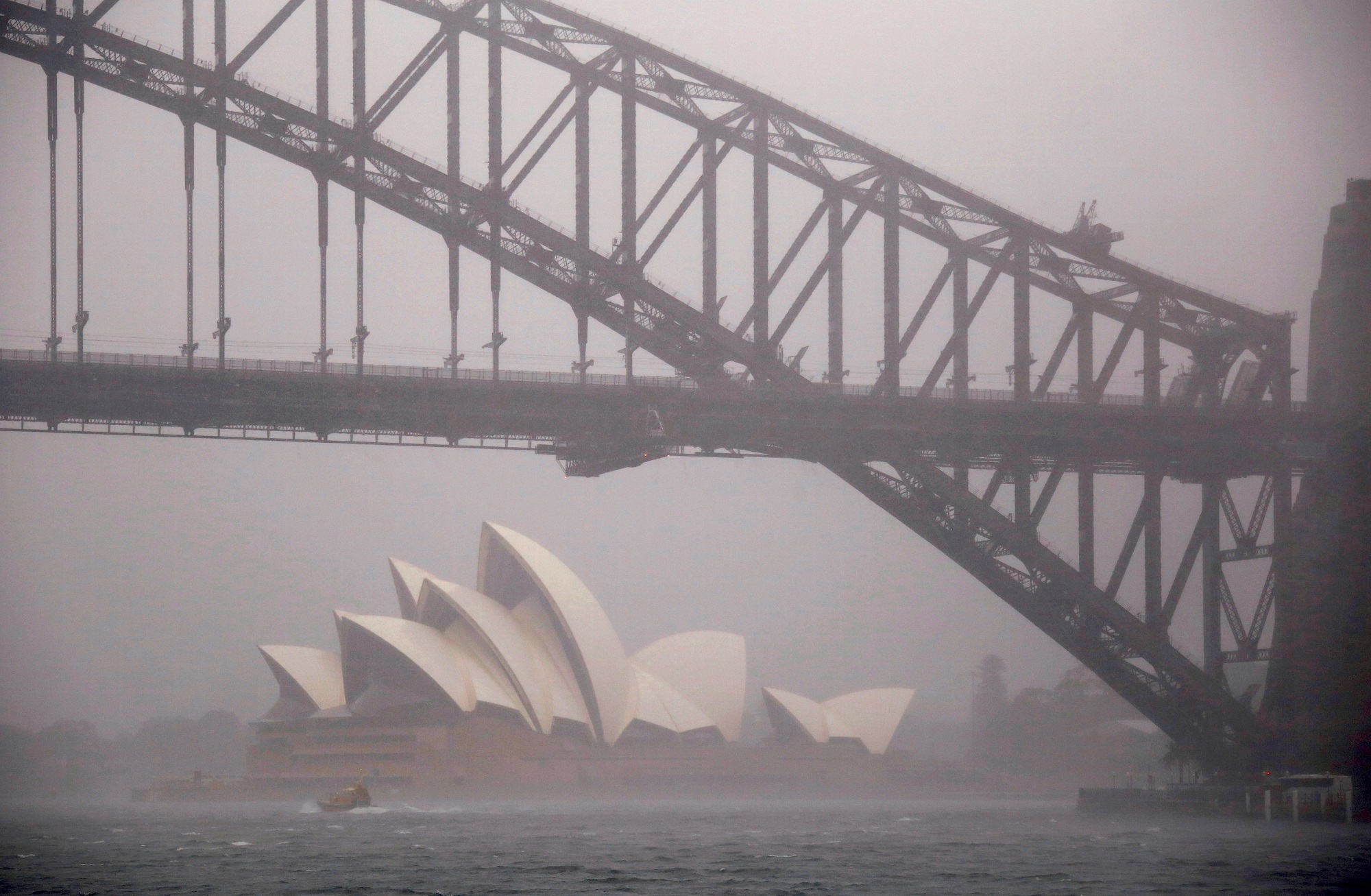 Australia celebra la llegada de fuertes lluvias que dan un respiro a los bomberos