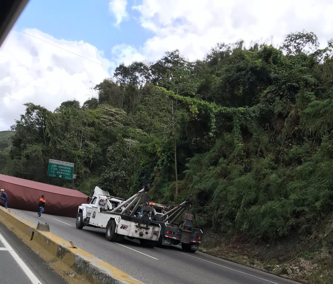 Tránsito restringido en la ARC por volcamiento de gandola #13Feb (FOTOS) 