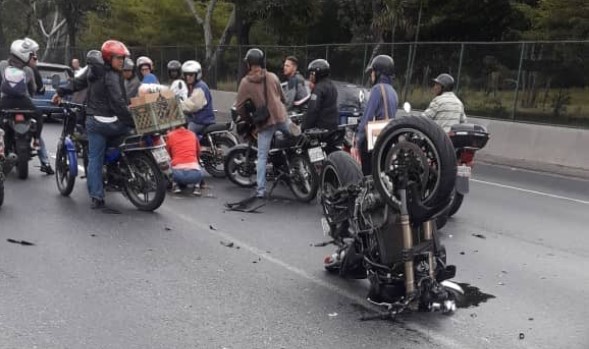 Reportan accidente de motorizado en la autopista Francisco Fajardo en sentido Este #14Feb