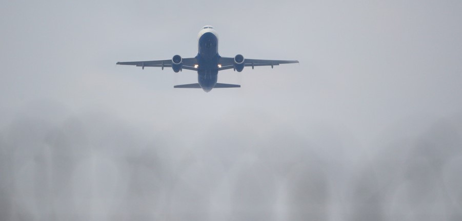 En video: Aviones intentan aterrizar en medio de los fuertes vientos en Europa por la tormenta Ciara