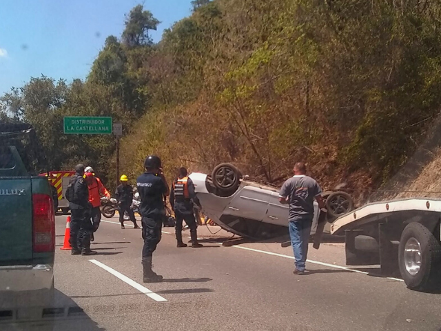 Reportan un vehículo volcado en la Cota Mil #8Feb (fotos)