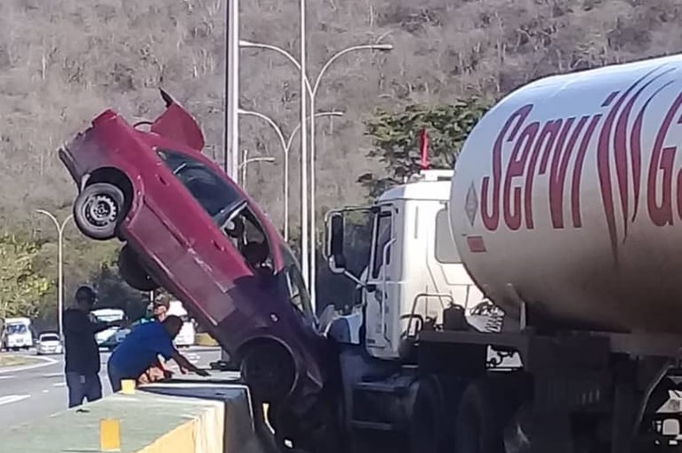 Insólito accidente de tránsito en la Gran Mariscal de Ayacucho sentido Caracas (Fotos+Video) #28Feb