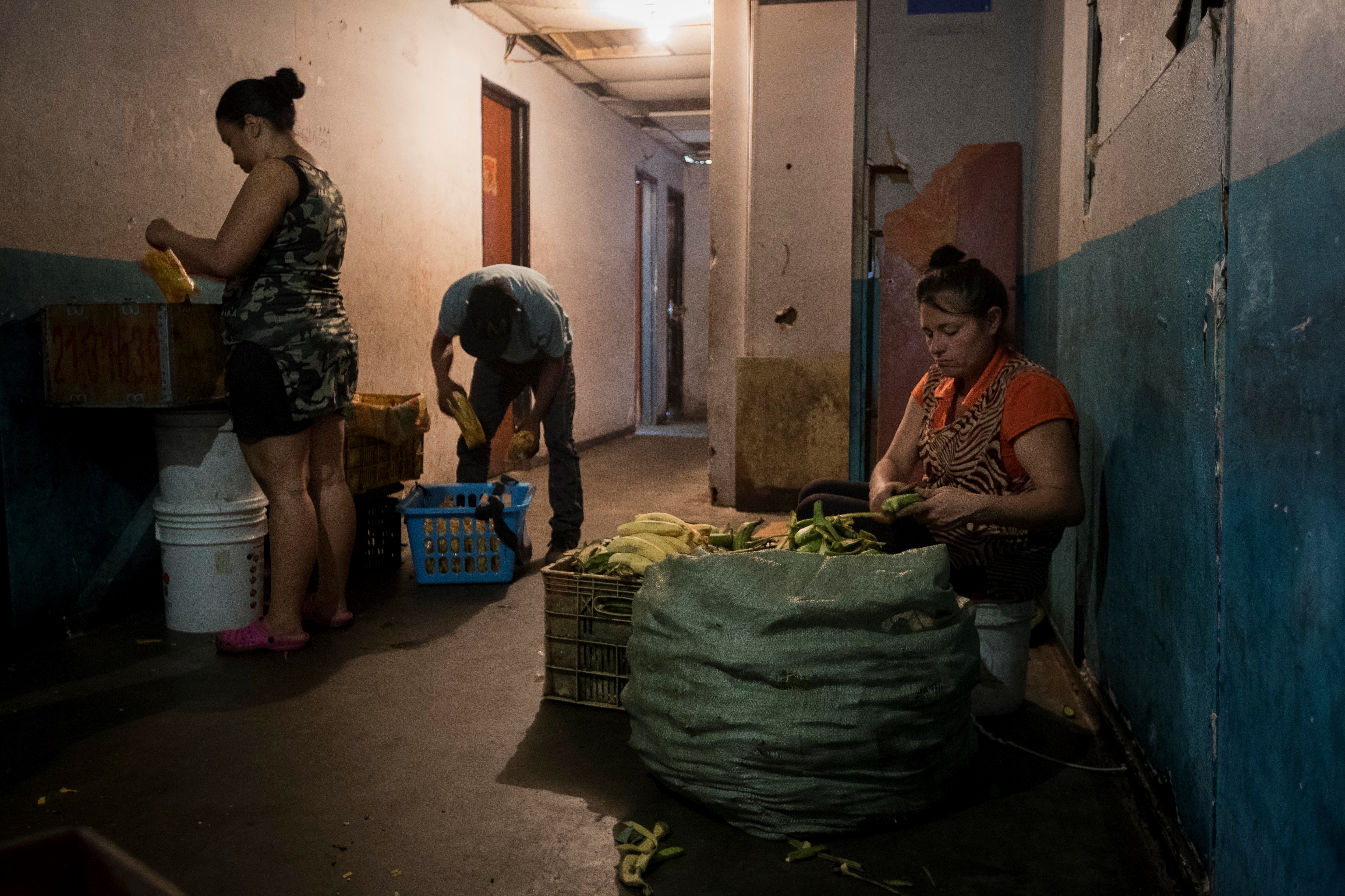 En VIDEO: Los invasores de la Torre Viasa, entre tostones insalubres y promesas chavistas