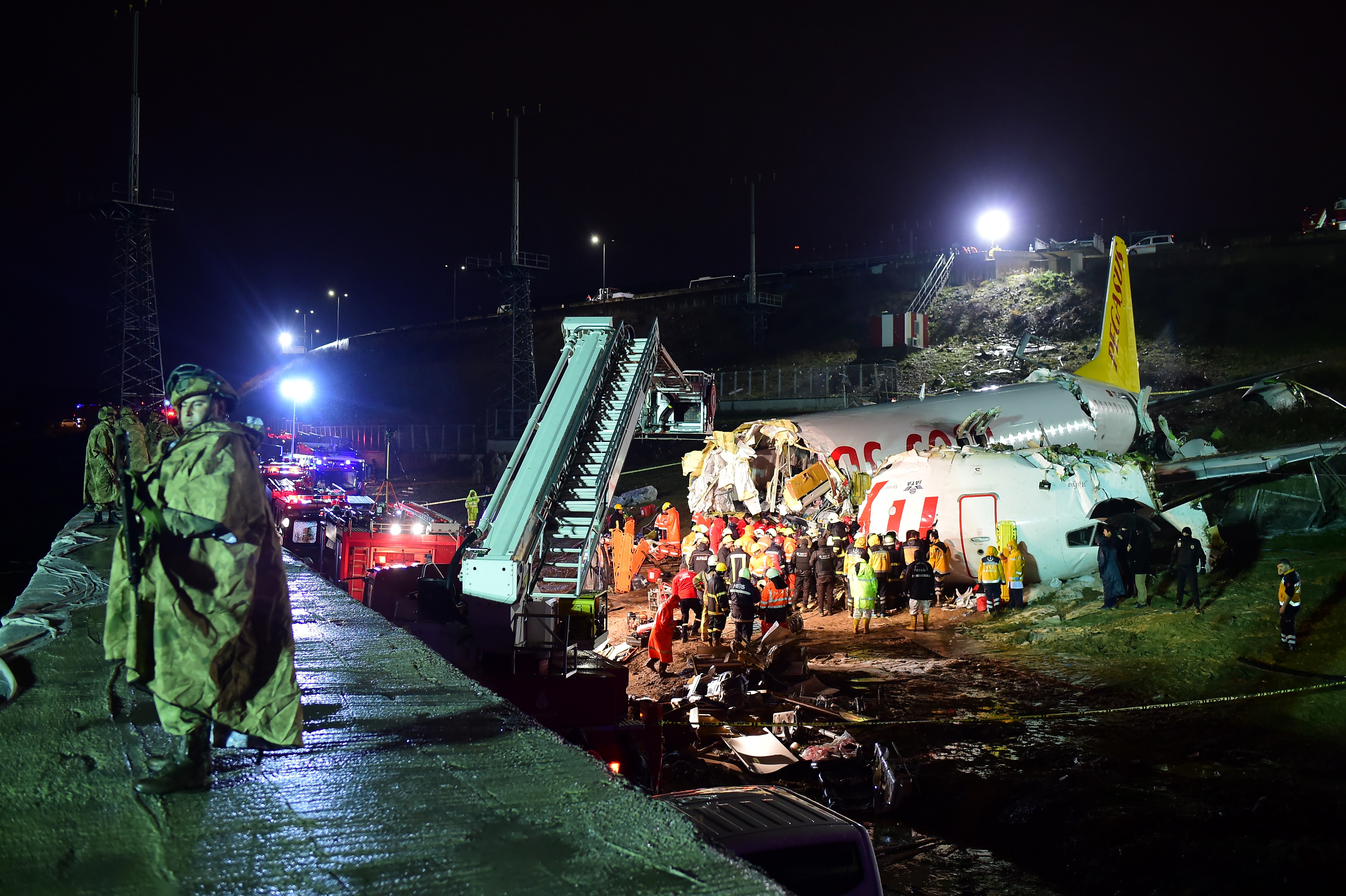 Un muerto y 157 heridos en avión accidentado en Estambul