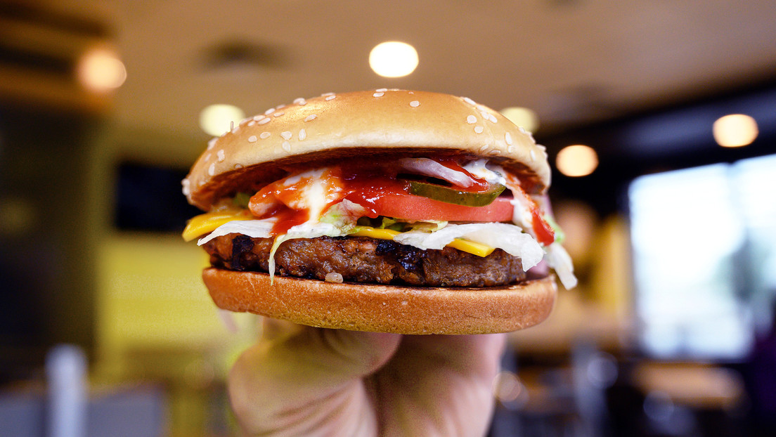 Pidió una hamburguesa por delivery y se encontró con algo asqueroso y peligroso en Argentina