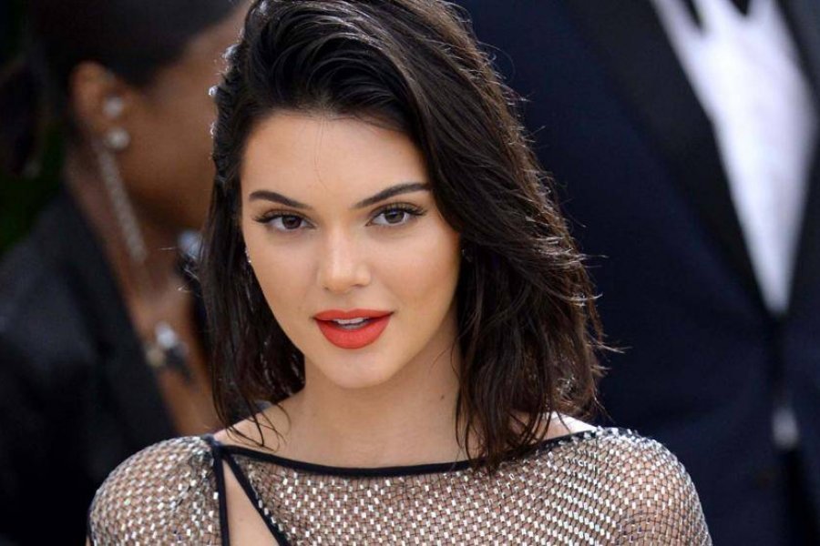 ¡Ufff, bella! Kendall Jenner cautivó a sus seguidores con su sonrisa pícara y un mini vestido (VIDEO)