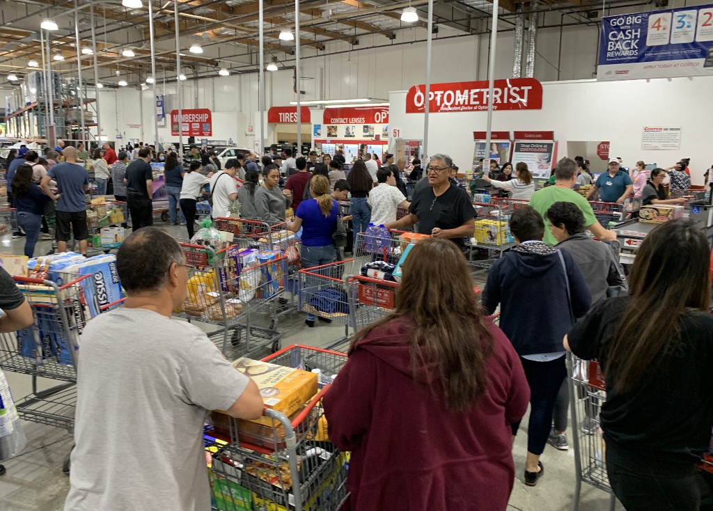 EEUU pide a personas mayores comprar víveres y prepararse para permanecer en casa